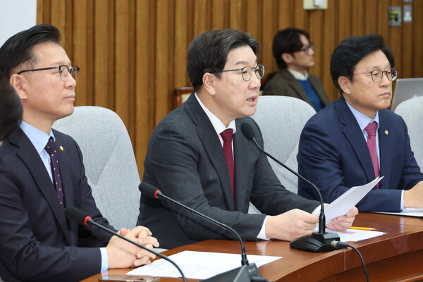 국민의힘 권성동 원내대표가 28일 서울 여의도 국회에서 열린 원내대책회의에서 발언을 하고 있다. /연합뉴스