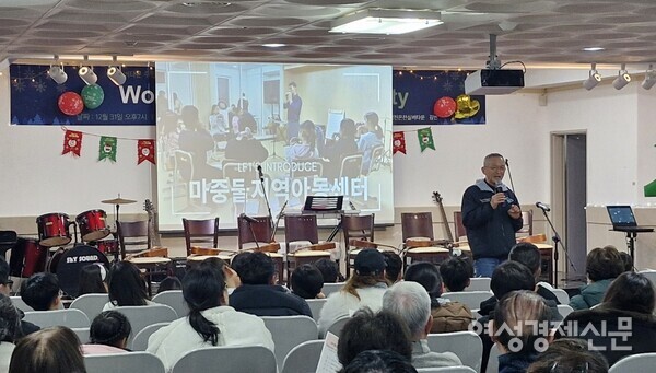 실버타운 입주민에게 마중물 지역아동센터 어린이들을 소개하는 김벤