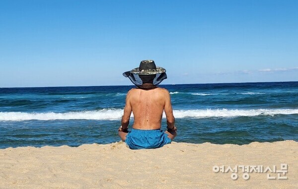 탄탄한 몸매를 자랑하는 김벤씨, 동해약천온천 실버타운 지척에 있는 망상해수욕장에서