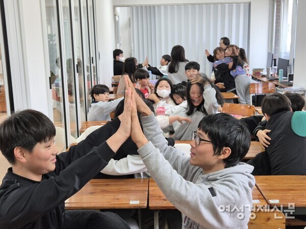 서로 하이 파이브와 허그를 하는 마중물 센터 아이들, 웃으며 기뻐하는 모습을 볼 수 있다./김벤