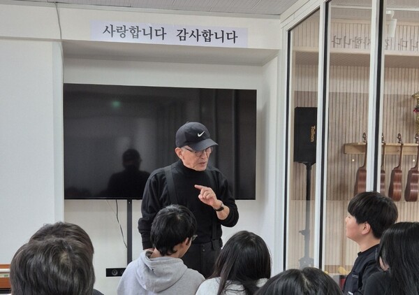 마중물 지역아동센터에서 영어 수업중인 김벤씨, 벽에는 사랑합니다 감사합니다 스티커가 붙어 있다./김벤