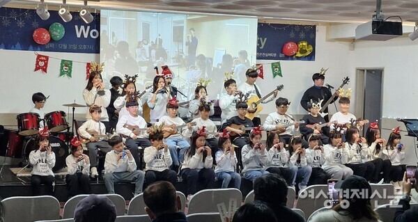 실버타운 입주민 앞에서 갈고 닦은 솜씨를 발휘하는 마중물 어린이들./김벤