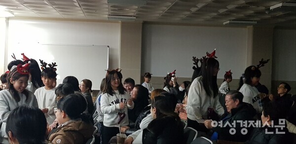 실버타운 입주민에게 스티커를 나누어주며 일일이 허그 하는 마중물 어린이들./김벤