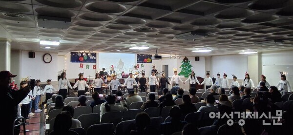 마중물 어린이들이 실버타운 입주민을 빙 둘러싸고 ‘사랑합니다, 감사합니다’를 실천하고 있다./김벤