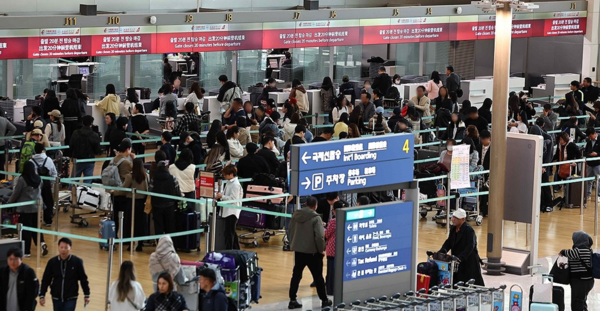 한국 여권 소지자의 중국 무비자 방문이 가능해진 이후 인천국제공항 제1여객터미널 출국장 중국행 항공편 카운터가 여행객 등으로 붐비고 있다. /연합뉴스
