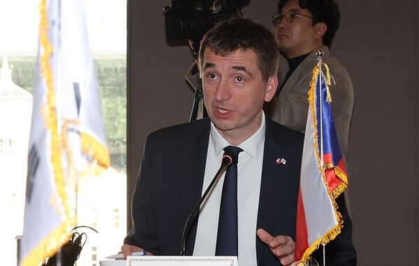 루카스 블첵 체코 산업통상부 장관이 지난 17일 서울 중구 더플라자호텔에서 열린 한-체코 장관급 공급망·에너지 대화에서 인사말을 하고 있다. /연합뉴스