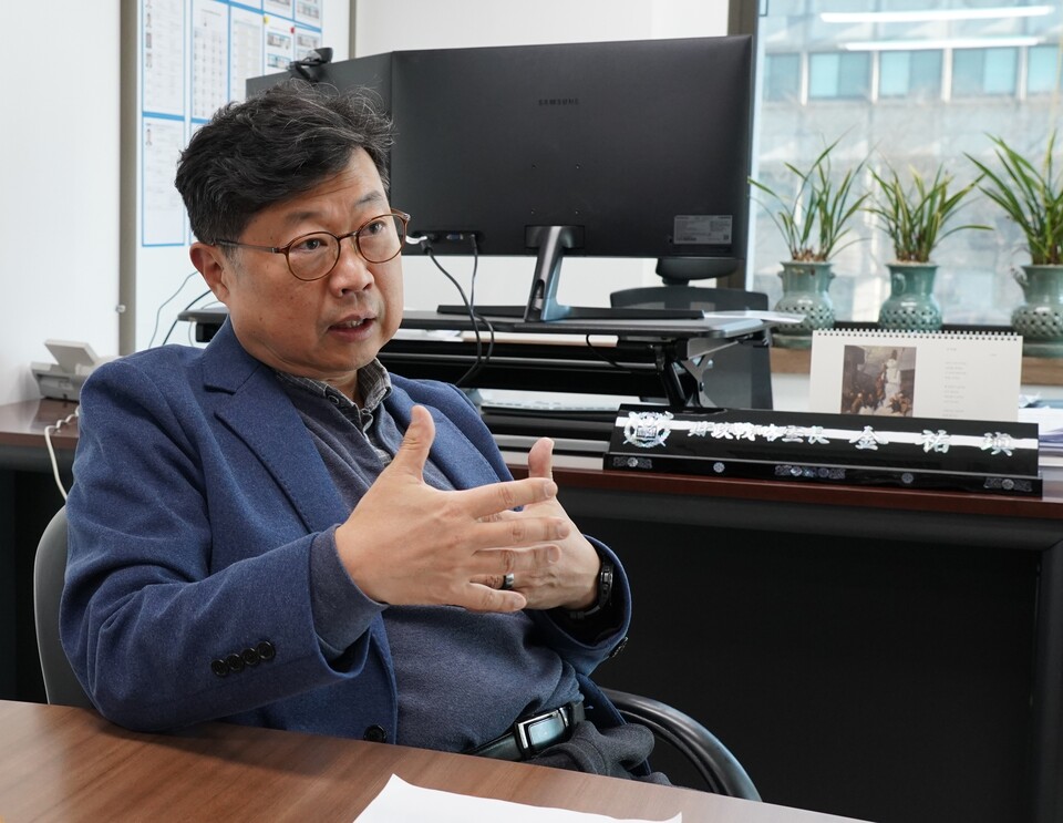 김우진 서울대학교 경영전문대학원 교수가 서울대학교 사무실에서 인터뷰를 하고 있다. 그는 이사의 충실 의무에 주주 이익을 포함하는 내용의 상법 개정안에 강한 지지 의사를 보였다. /서은정 기자