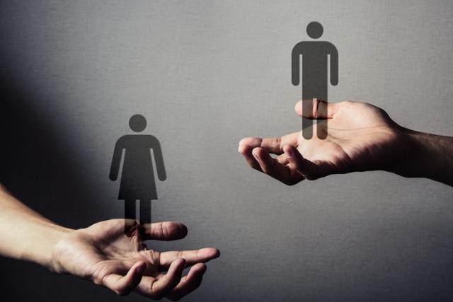 같은 능력을 갖췄더라도 여성은 더 많은 증명을 요구받고 승진의 문턱은 여전히 높다. 한국에서 여성이 '리더' 자리에 오르는 길은 여전히 험난하다. /게티이미지뱅크