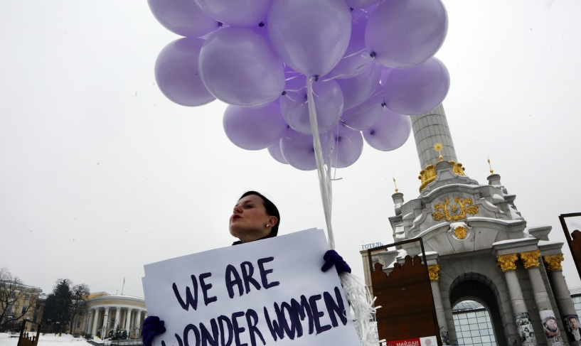 한국에서 업종이나 기업 규모를 막론하고 여성 리더가 되기까지의 과정은 쉽지 않다. 같은 성과를 내더라도 여성은 더 엄격한 검증을 받으며 승진을 위해 남성보다 더 오랜 시간이 필요하다. 사진은 '3·8 여성의 날' 기념 시위 중인 우크라이나 여성 /AP=연합뉴스