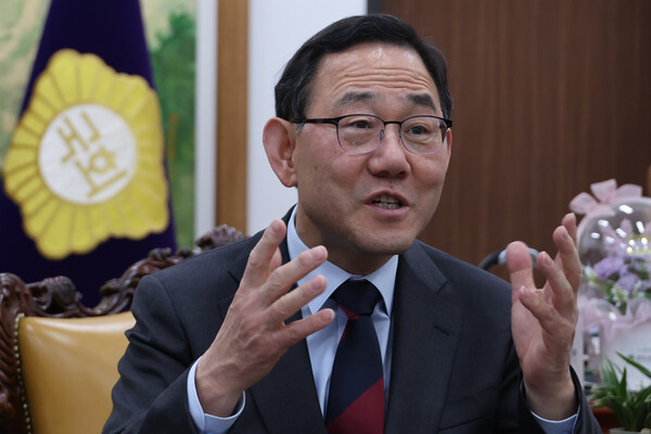 국민의힘 헌법개정특별위원회(개헌특위) 위원장을 맡은 주호영 국회 부의장이 4일 서울 여의도 집무실에서 첫 회의 내용에 대해 설명하고 있다. /연합뉴스