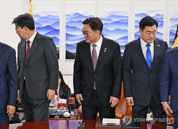 자리로 향하는 국회의장과 양당 원내대표 /연합뉴스