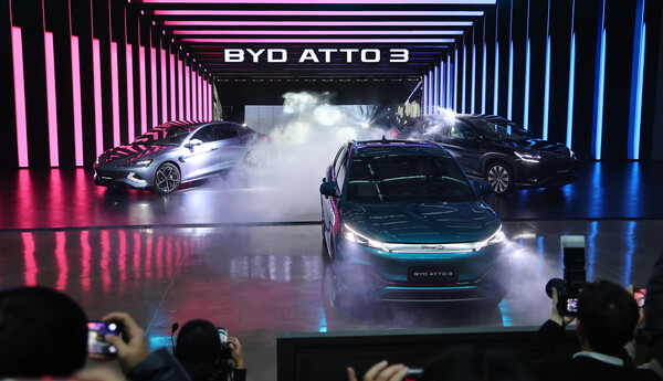 인천 중구 상상플랫폼에서 열린 '중국 BYD 승용 브랜드 런칭 미디어 쇼케이스'에서 전기차 아토 3 등 차량이 공개되고 있다. /연합뉴스
