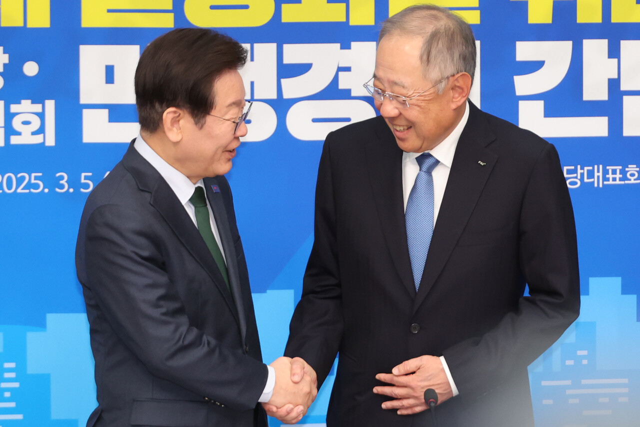 이재명 더불어민주당 대표(왼쪽)와 류진 한국경제인협회(한경협) 회장이 5일 서울 여의도 국회에서 열린 민주당과 한국경제인협회(한경협)의 민생경제간담회에서 악수하고 있다. /연합뉴스
