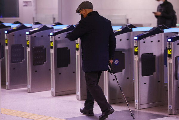 고령층의 금융 서비스 수요가 증가하는 점을 감안해 은행은 비이자 수익 사업을 확대하고 있다. /연합뉴스