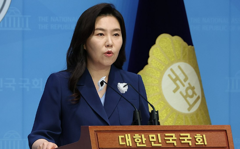 강유정 더불어민주당 원내대변인이 지난해 6월 16일 오전 서울 여의도 국회 소통관에서 브리핑하고 있다. /연합뉴스