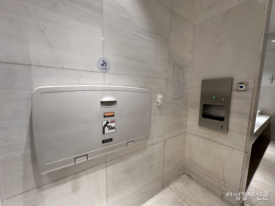 서울시 마포구에 위치한 A 백화점 여성 화장실에 설치된 기저귀 교환대. 정부 공공 데이터를 분석한 결과 남녀 화장실 모두에 교환대가 있는 곳은 525곳이었지만 여성 화장실에만 설치된 곳은 575곳으로 남성 화장실(23곳)에 비해 압도적으로 많았다. /김정수 기자