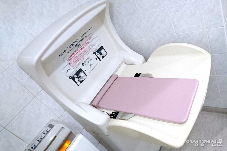 일본 오사카시 미나미모리마치역 인근 한 쇼핑몰 남자 화장실에 설치된 기저귀 교환대. 일본은 '이쿠맨(育メン) 프로젝트'를 통해 남성의 육아 참여를 장려하고 있다. /여성경제신문