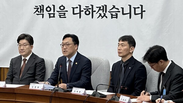 김병환 금융위원장(왼쪽에서 두번째)이 7일 서울 여의도 국회에서 열린 '가상자산시장의 건전한 발전을 위한 정책과제' 민당정간담회에서 발언을 하고 있다. /서은정 기자