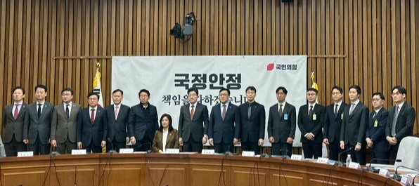 국민의힘 권성동 원내대표(왼쪽 여덟번째)가 7일 서울 여의도 국회에서 열린 '가상자산시장의 건전한 발전을 위한 정책과제' 민당정간담회에서 김병환 금융위원장과 이복현 금감원장, 오세진 코빗 대표, 이재원 빗썸 대표 등과 회의에 앞서 기념 촬영을 하고 있다. /서은정 기자