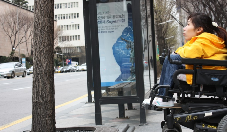 A광역시 공공기관에 연구원으로 재직 중인 지체장애인 유은재 씨(가명·여·38)는 여성 장애인을 위한 직무는 극히 제한적이라고 말했다. 사진은 뇌 병변 1급 장애를 지닌 정은주 씨(여·35)가 지난 2010년 계단이 없는 저상버스의 도착을 30분째 기다리고 있는 모습이다. /연합뉴스