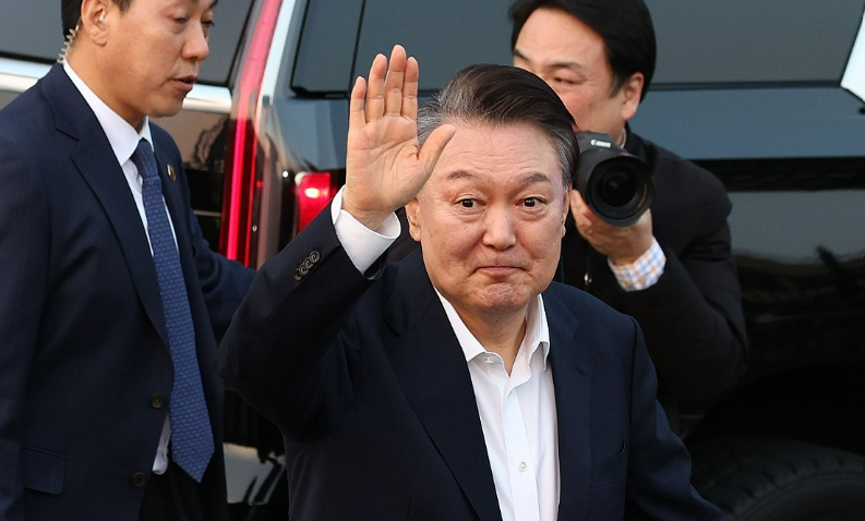 지난 8일 서울구치소에서 석방된 윤석열 대통령이서울 한남동 관저 앞에 도착, 차량에서 내려 지지자들을 향해 인사하고 있다. /연합뉴스