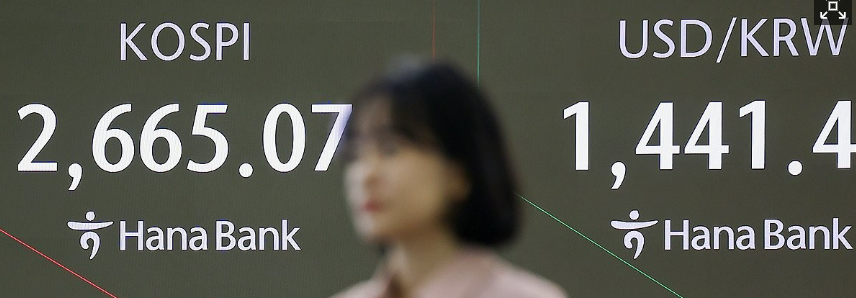 지난 2월 20일 서울 중구 하나은행 딜링룸 스크린에 코스피 및 원/달러 환율이 표시돼 있다. 이날 코스피는 코스닥 지수 모두 약보합세로 거래를 시작했으며 서울 외환시장에서 원/달러 환율은 2원 이상 오르며 거래를 시작했다. /연합뉴스