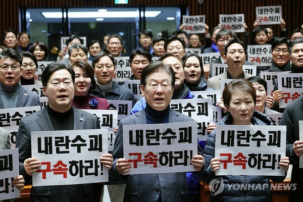 더불어민주당 이재명 대표와 박찬대 원내대표 등 의원들이 8일 서울 여의도 국회에서 속개된 비상 의원총회에서 검찰 규탄 피켓팅을 하고 있다. /연합뉴스