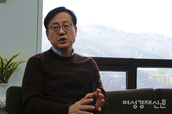 류영재 서스틴베스트 대표이사가 4일 서울 충무로 서스틴베스트 사무실에서 인터뷰하고 있다. /이상헌 기자