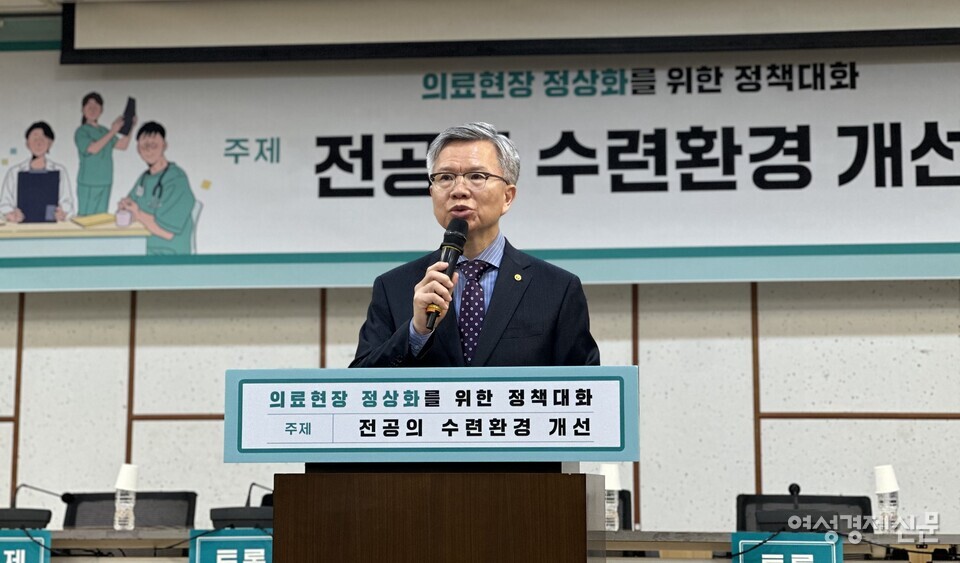 이날 축사를 맡은 김택우 의협 회장은 “현재 전공의법이 시행되고 있지만 현실적으로 개선해야 할 부분이 많다”며 “특히 수련환경평가위원회의 독립성을 보장하고 전공의들의 참여를 과반으로 확대해야 한다”고 했다. /김정수 기자