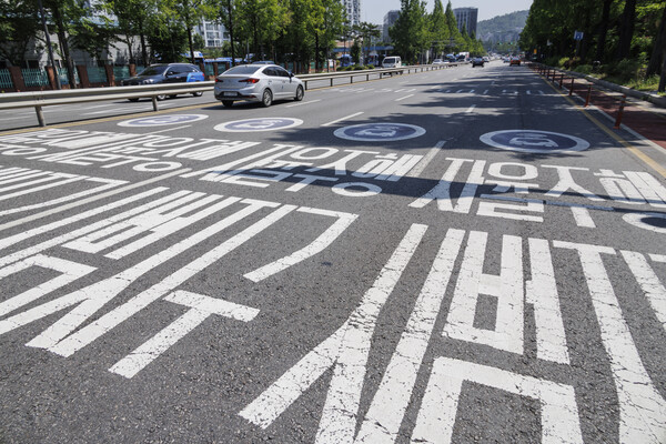 서울 마포구 상암동에 설치된 자율주행자동차 시범운영지구 운영 안내 표시가 설치된 도로에 차량이 운행하고 있다. /연합뉴스