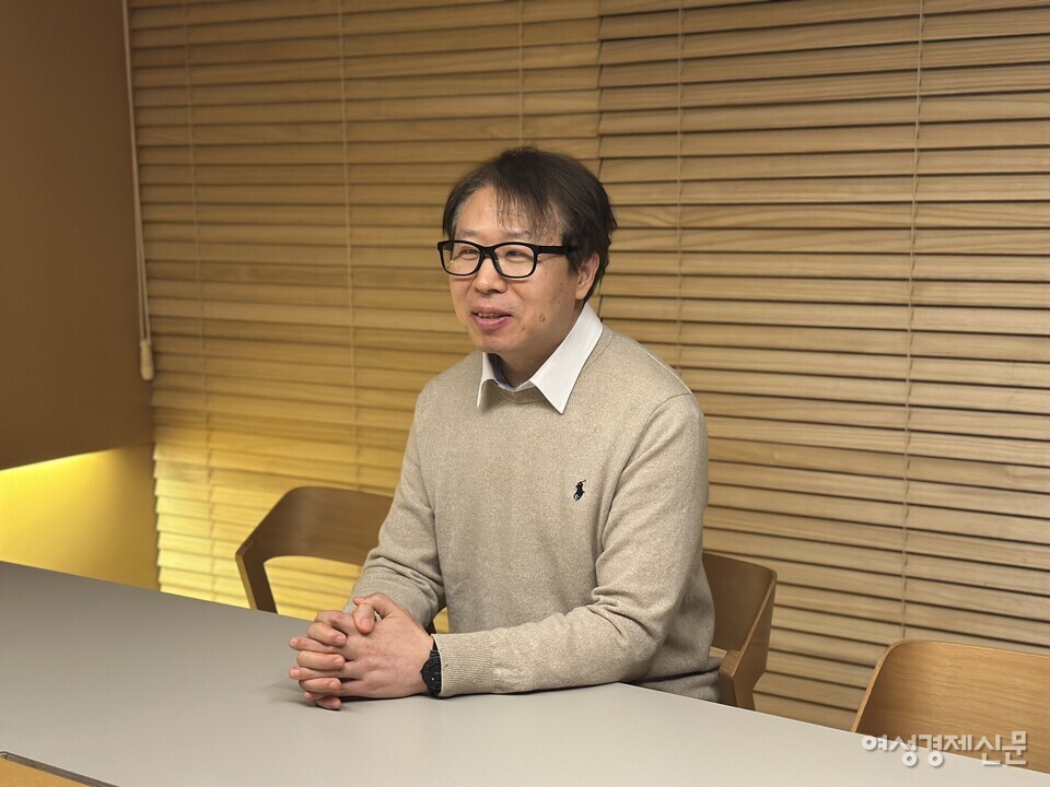 여성경제신문이 지난 6일 송영희 엔비전스 대표와 만나 '어둠 속의 대화'가 주는 메시지와 방향성에 대해 이야기를 나눴다. /김정수 기자