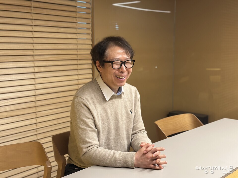 송 대표는 어둠 속의 대화를 '경험을 경험하는 전시', '어둠=얻음'으로 표현하고 싶다고 말했다. /김정수 기자