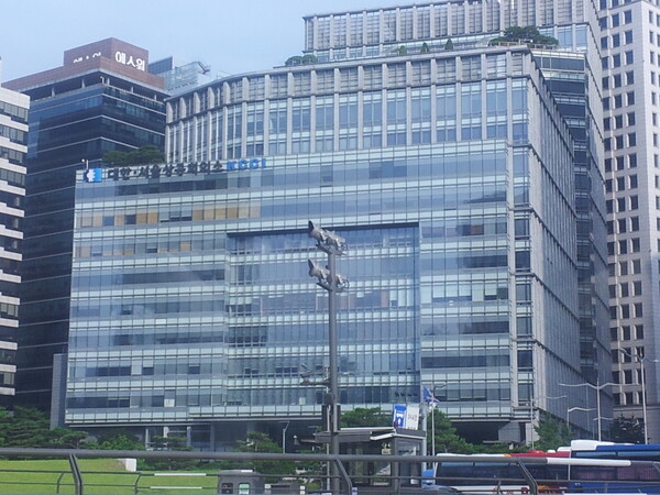 빅블러(Big Blur) 시대를 맞아 국내 금융회사들이 규제로 인해 비금융업 진출이 제한되면서 글로벌 금융사 및 빅테크 기업과의 경쟁에서 불리한 상황에 놓여 있다는 조사 결과가 나왔다. /연합뉴스