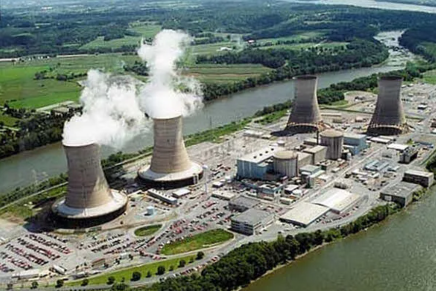 미국 펜실베이니아주 스리마일 아일랜드 원자력발전소의 1호기(왼쪽 굴뚝 2개)에서 연기가 피어오르고 있지만, 1979년 사고 난 2호기는 여전히 가동되지 않고 있다. /미국 환경청