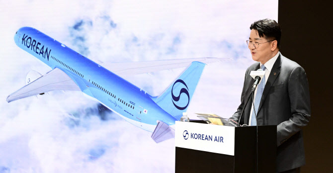 조원태 한진그룹 회장이 11일 서울 강서구 대한항공 본사에서 열린 신규 CI 공개 기자간담회에서 취재진의 질문에 답하고 있다. /연합뉴스