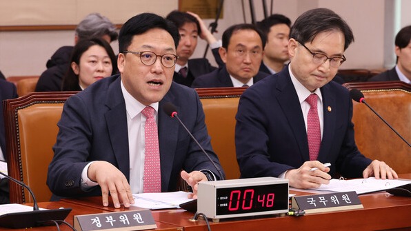 김병환 금융위원장이 12일 국회에서 열린 법제사법위원회 전체회의에서 의원 질의에 답하고 있다. /연합뉴스