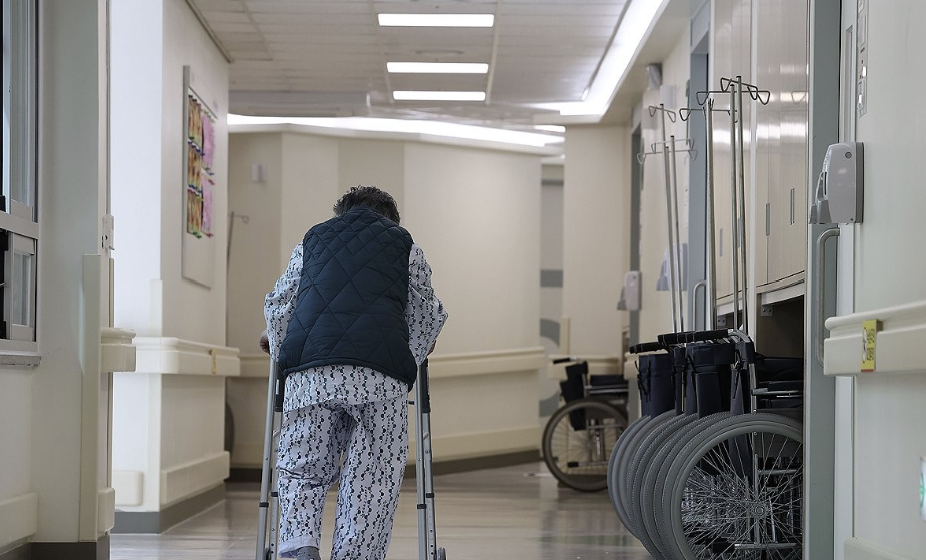 서울 지역 첫 치매안심병원으로 지정된 은평구 서북병원에서 한 어르신이 재활운동을 하고 있다. /연합뉴스