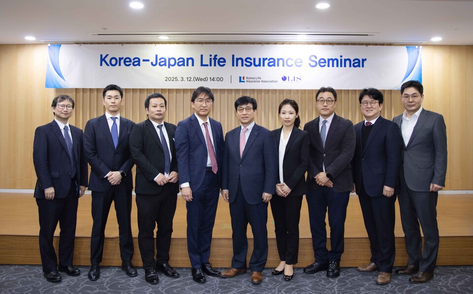 12일 오후 생명보험협회는 서울 생명보험교육문화센터에서 4'2025 한-일 생명보험 세미나'를 개최했다. (왼쪽부터) Kawaji Tetsuya 사무총장(OLICDC), Miyazaki Yusuke 부장(일본생명), Hara Tadashi 부장(일본생명), Yonekura Tsukasa 회장(OLICDC), 김철주 회장(생명보험협회), 양희석 변호사(NH농협생명), 천승환 상무(생명보험협회), 김기성 부사장(라이나생명), 오상택 상무(삼성생명) /생명보험협회