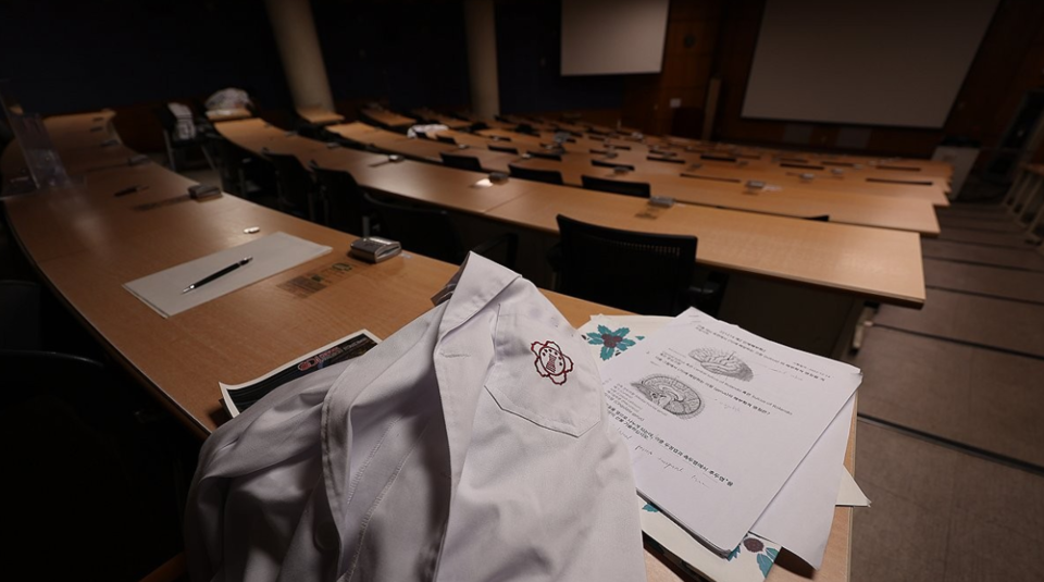 지난해 6월 3일 대구 한 의과대학 강의실에 의사 가운이 놓여 있다. /연합뉴스