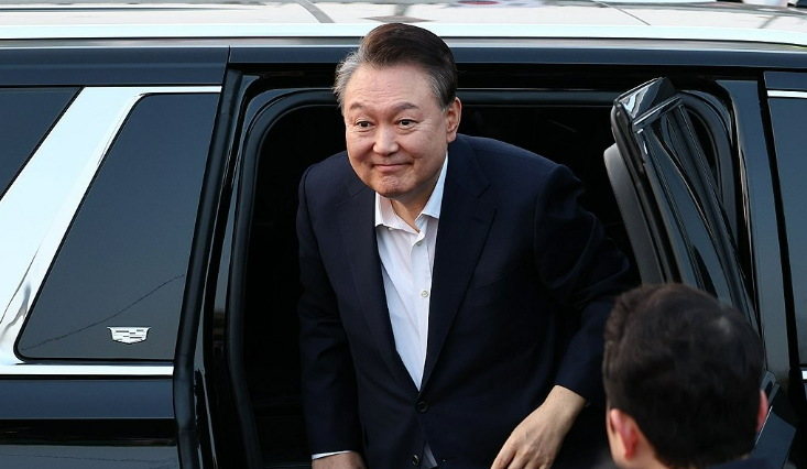 서울구치소에서 석방된 윤석열 대통령이 지난 8일 서울 한남동 관저 앞에서 지지자들에게 인사하기 위해 하차하는 모습이다. /연합뉴스