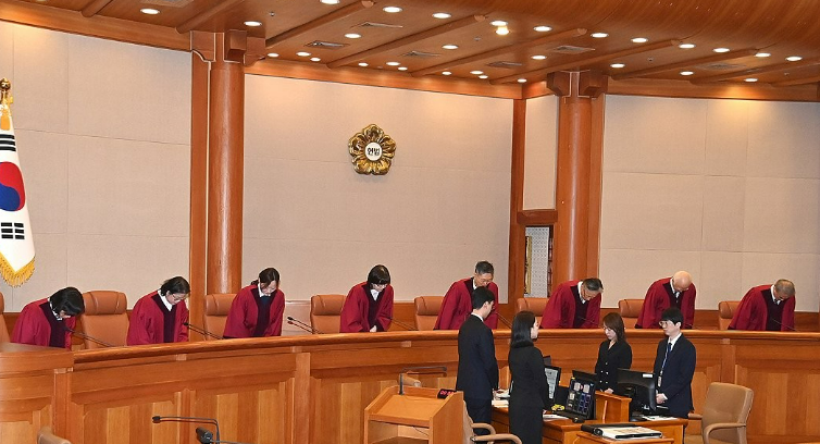 이창수 중앙지검장 등 검사 3인 및 최재해 감사원장에 대한 탄핵심판 선고가 열린 13일 서울 종로구 헌법재판소 심판정에서 재판관들이 인사하고 있다. 왼쪽부터 정계선, 김복형, 정정미, 이미선, 문형배, 김형두, 정형식, 조한창 헌재 재판관이다. /연합뉴스