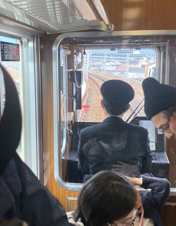 교토의 전철 기관석은 객실에서 들여다볼 수 있도록 큰 유리창이 달려 있다. /사진=윤마디