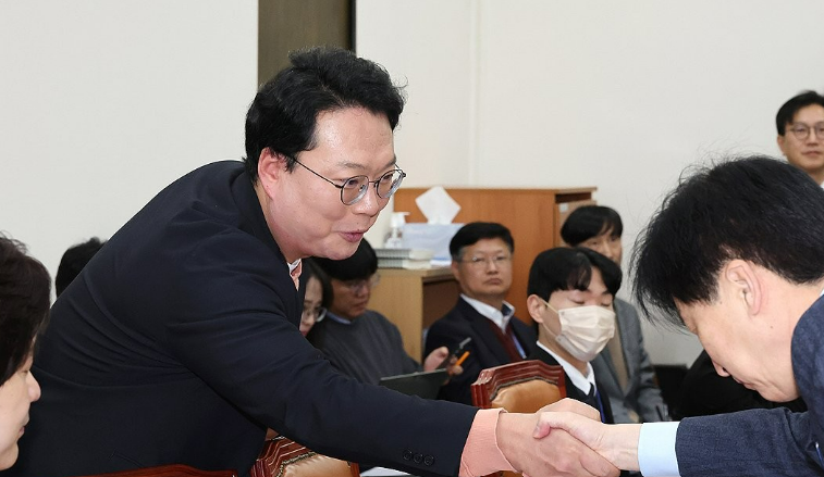 지난 2월 11일 국회에서 열린 조세특례제한법·법인세법·부가가치세법 일부개정법률안 등을 심의하는 기획재정위원회의 조세소위원회에 천하람  개혁신당 의원이 참석하고 있다. /연합뉴스