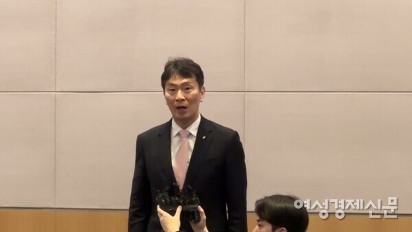 이복현 금융감독원장이 13일 오전 서울 여의도 한국경제인협회에서 열린 '기업·주주 상생의 거버넌스 구축을 위한 열린 토론'을 마친 후 기자들과 만나 발언을 하고 있다. /서은정 기자