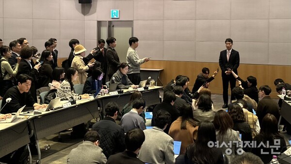 이복현 금융감독원장이 13일 오전 서울 여의도 한국경제인협회에서 열린 '기업·주주 상생의 거버넌스 구축을 위한 열린 토론' 종료 후 기자들과 만나 발언을 하고 있다. /서은정 기자