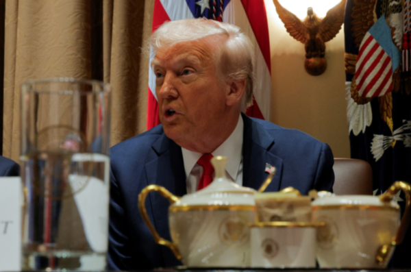 도널드 트럼프 미국 대통령이 백악관에서 취임 후 각료회의에서 기자들의 질문에 답하고 있다. /로이터=연합뉴스