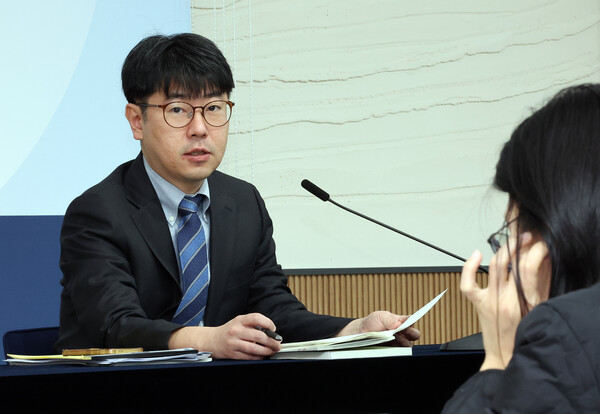 조성중 기획재정부 경제분석과장이 14일 정부세종청사에서 2025년 3월 경제 동향에 관해 설명하고 있다. /연합뉴스