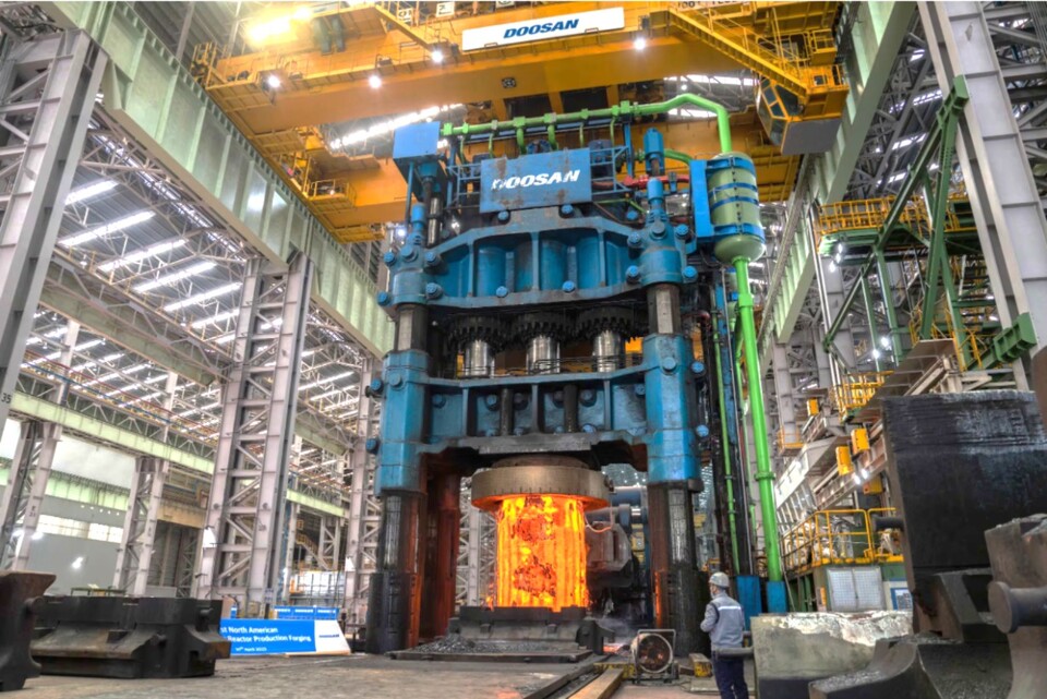 두산에너빌리티 경남 창원 공장의 뉴스케일파워 전용 원자로 주조 설비에서 작업자들이 소형모듈원전(SMR) 주단 소재를 제조하고 있다. 주단 소재는 원자력 압력 용기를 구성하는 특수 금속이다. /두산에너빌리티