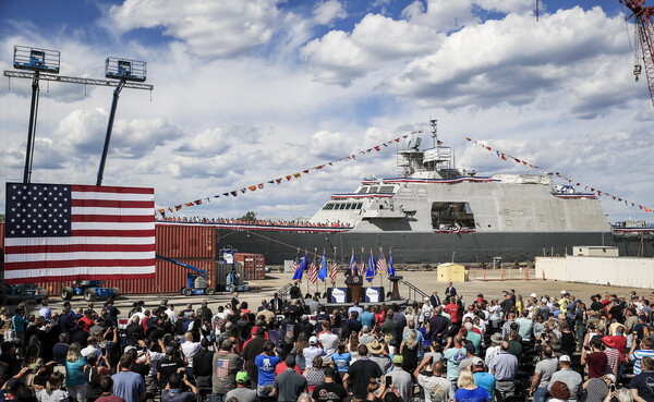 위스콘신주 조선소에서 연설하는 트럼프. /AP=연합뉴스