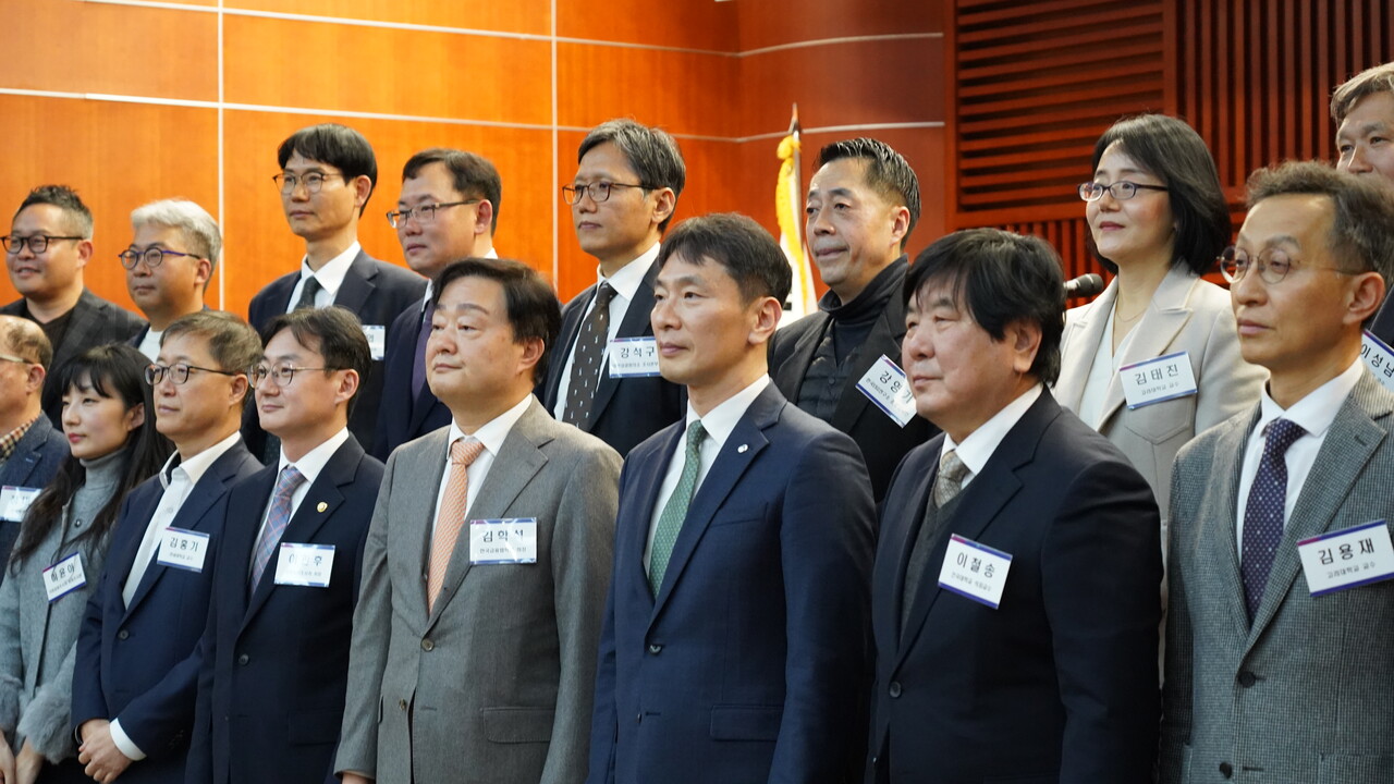 지나 2월 12일 서울 영등포구 여의도동 금융투자협회 불스홀에서 개최된 '한국금융법학회 2025 특별세미나'에 참석한 관계자들이 기념촬영하고 있다. /이상헌 기자